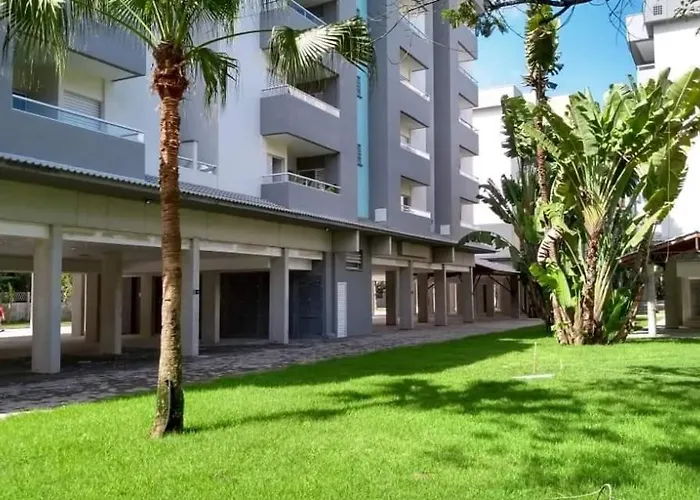 Apto 2 quartos a 350 metros da praia, churrasqueira na varanda, wi-fi, piscina, garagem coberta, telas de proteção, quadra beach tênis